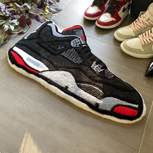 Tapis d’une sneaker Jordan noire et rouge