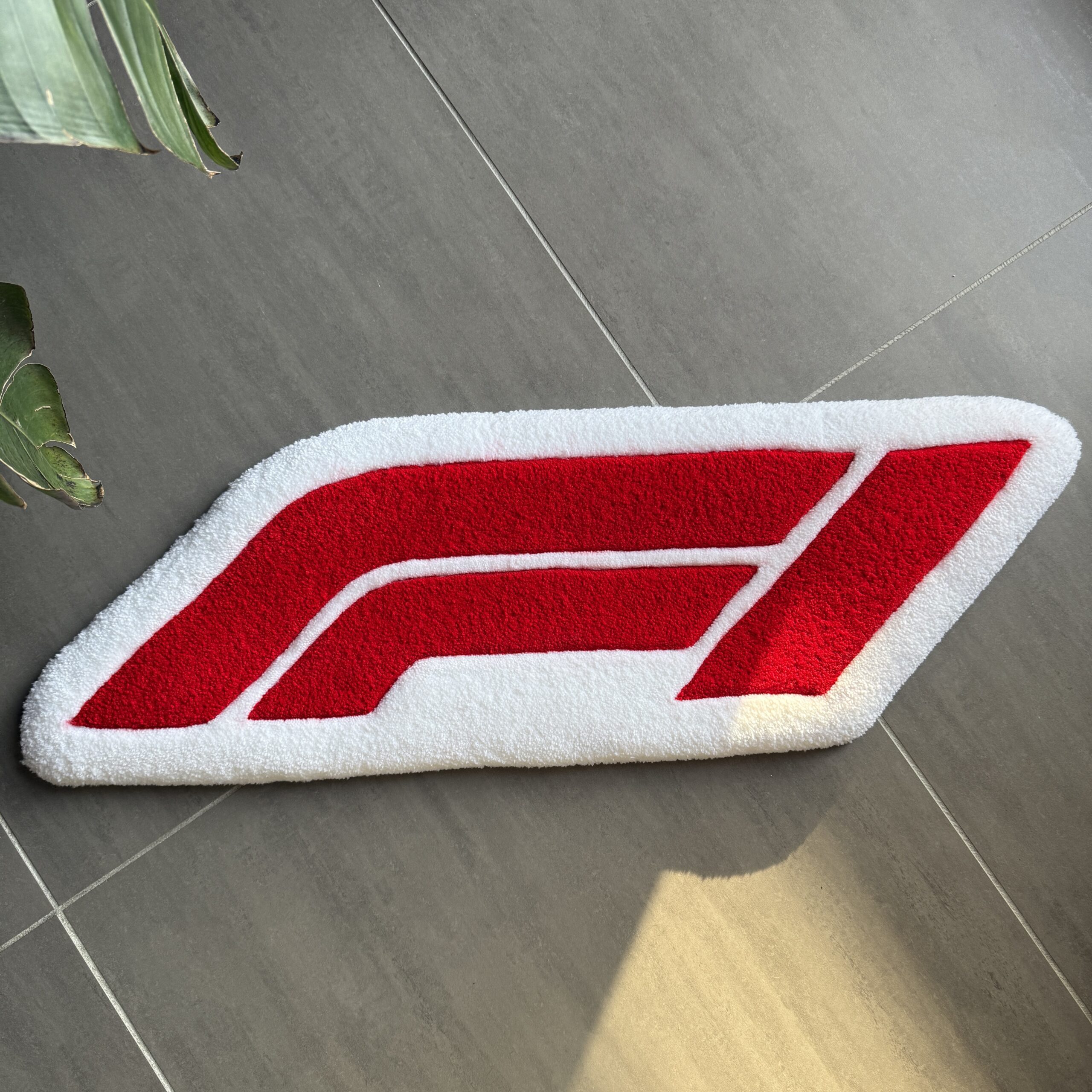 Tapis décoratif en laine fait main inspiré du sport automobile, design blanc et rouge