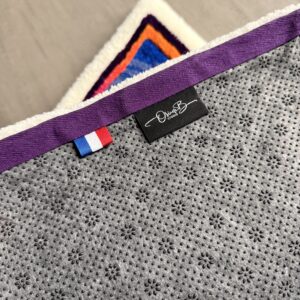 Dos du tapis GTA 6 avec finition violette, étiquette Oriane B Studio et drapeau français